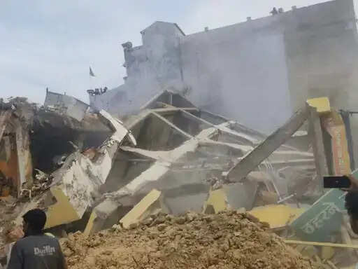 अनूपपुर: 4 मंजिला लॉज गिरी, कई लोग दबे, कई दुकानें भी टूटीं