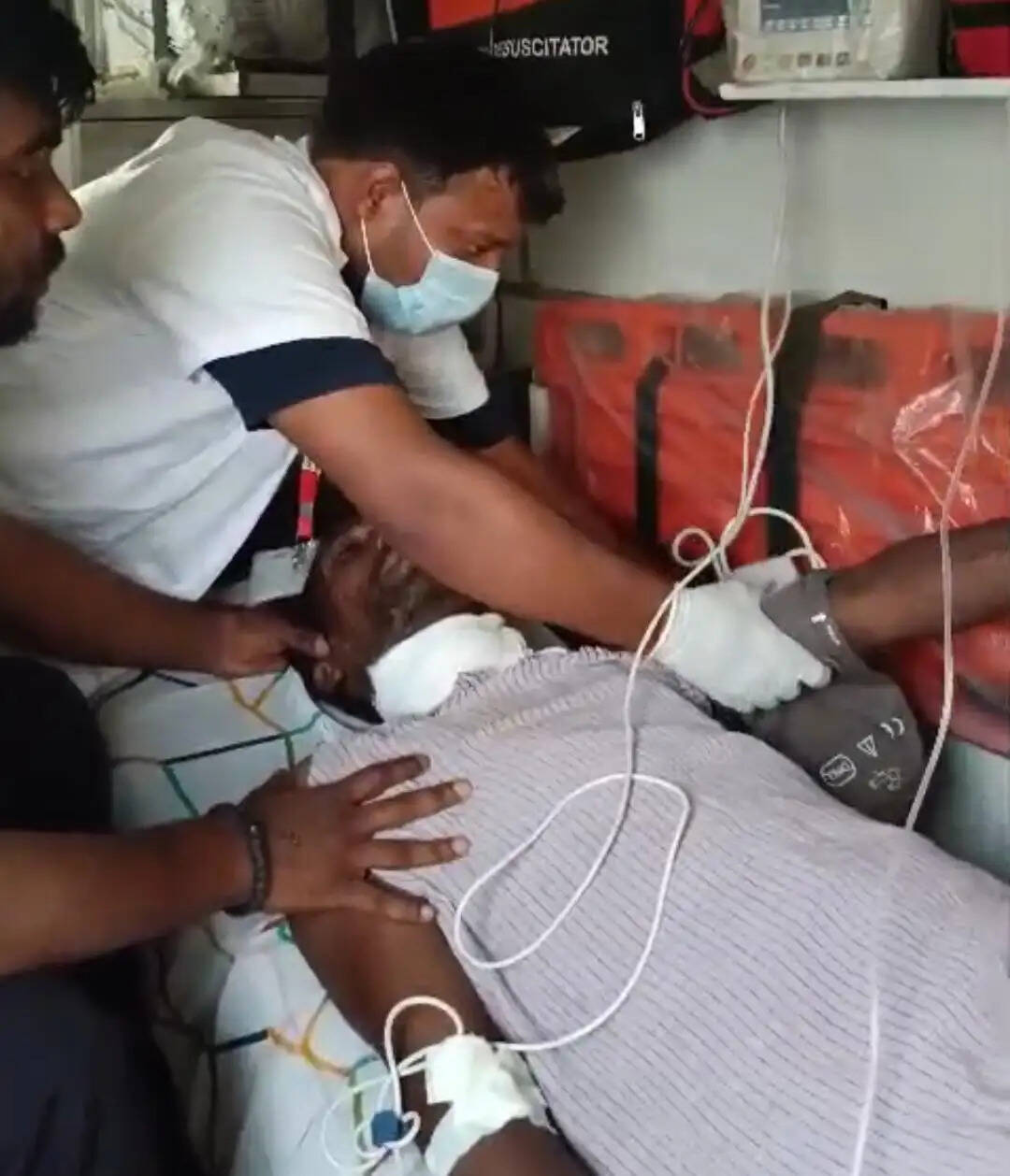 चाकू से व्यक्ति पर हमला , गोरखपुर मेडिकल कॉलेज रेफर