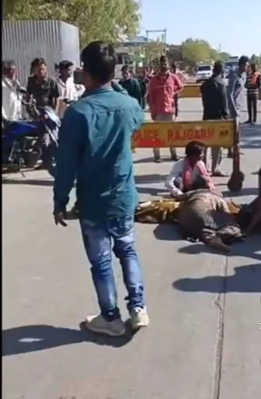 राजगढ़ः युवक की मौत के बाद परिजनों ने थाने के सामने किया हंगामा