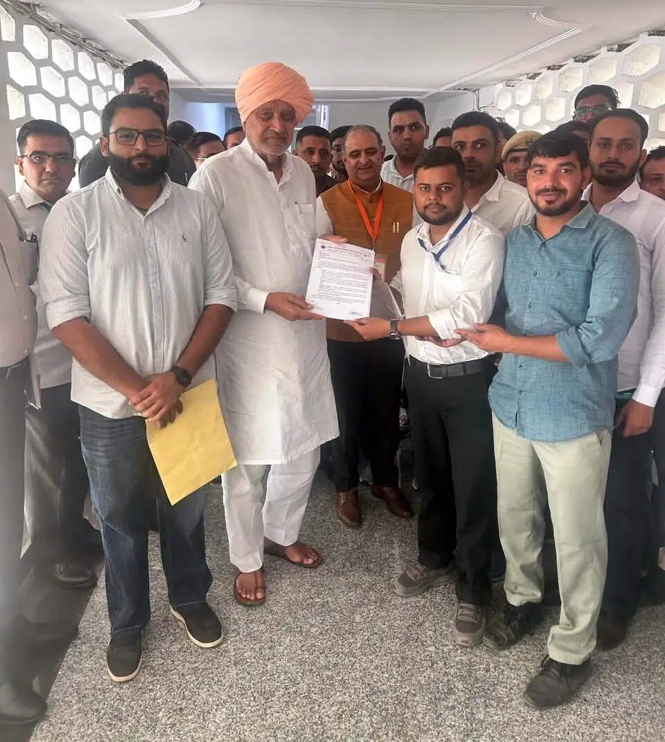 हिसार : कृषि व संबद्ध विषयों के छात्रों की मांगों पर एग्रीविज़न ने कृषि मंत्री को सौंपा ज्ञापन