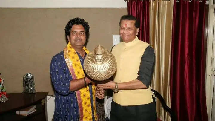 मप्रः पवैया ने फिल्म हनुमान अंश के गायक साधु तिवारी का विशाल गदा भेंट कर किया अभिनंदन