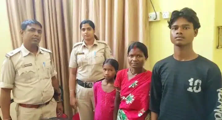रानीगंज पुलिस ने भटकी 12 वर्षीय आदिवासी छात्रा को सुरक्षित परिवार से मिलाया