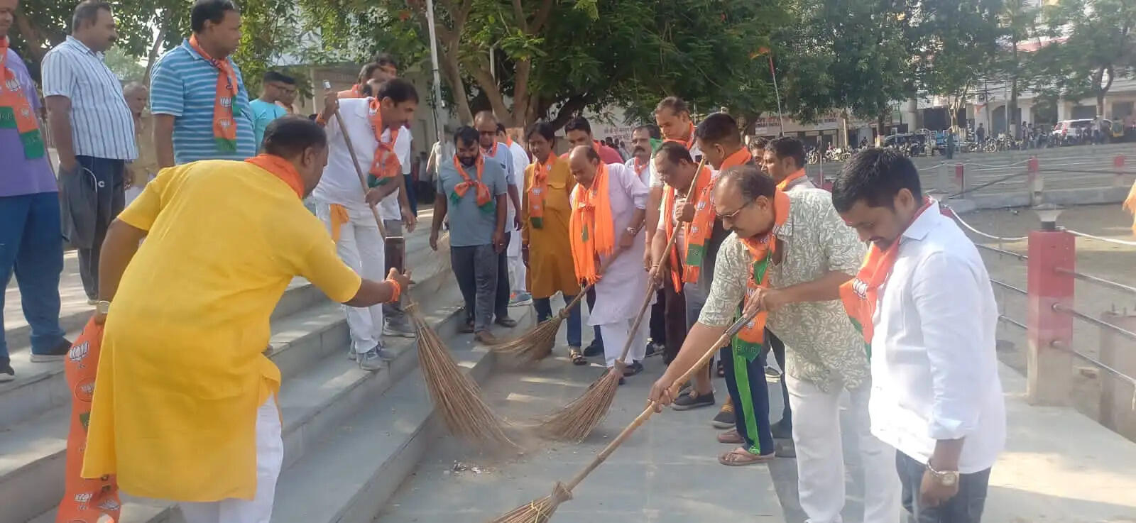 भाजपा ओबीसी मोर्चा ने पटना में चलाया स्वच्छता अभियान, तालाब व मंदिर परिसर की हुई सफाई