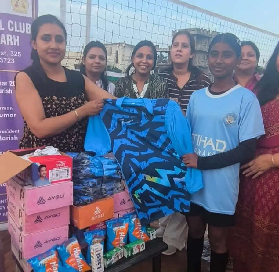 विश्व वॉलीबॉल दिवस पर महिला खिलाड़ियों का सम्मान, इनर व्हील क्लब ने दिए ट्रैकसूट और जूते
