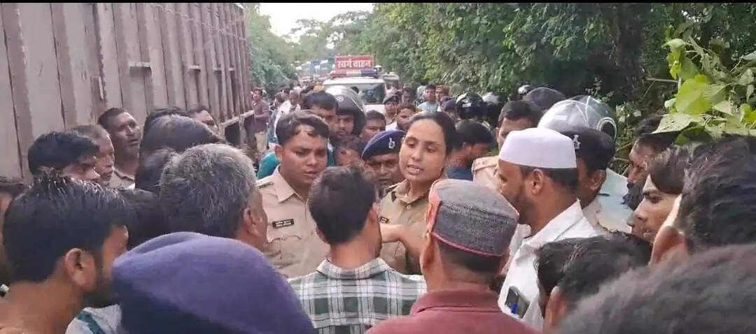 ट्रक और बाइक की टक्कर में महिला की मौत, दो गंभीर रूप से घायल