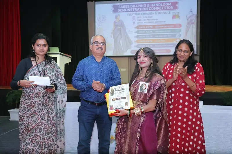 मध्य प्रदेश भवन नई दिल्ली में साड़ी ड्रेपिंग एवं हैंडलूम प्रदर्शन प्रतियोगिता का हुआ आयोजन