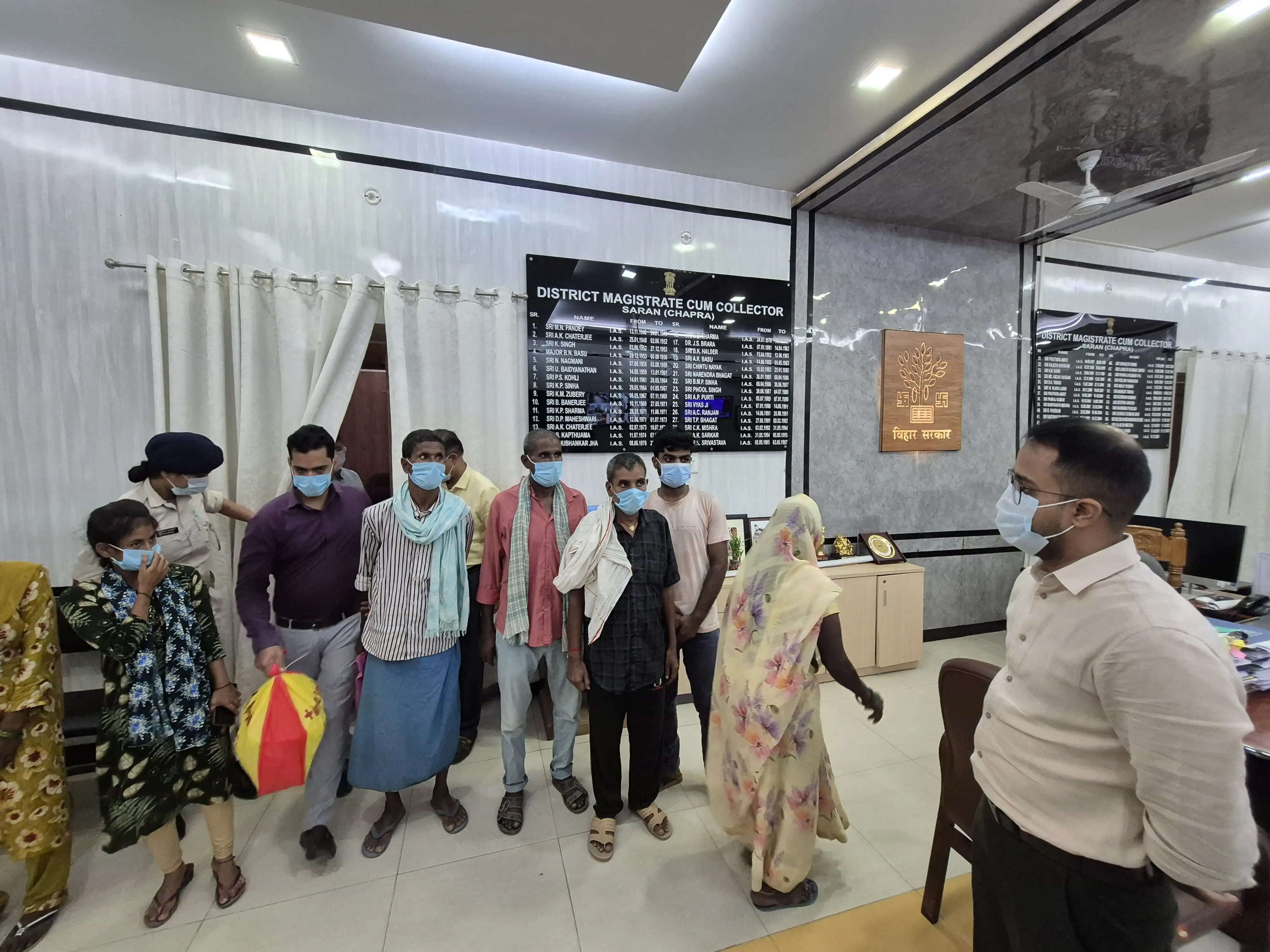 छपरा में जिलाधिकारी ने टीबी मरीजों को बांटी पोषण किट