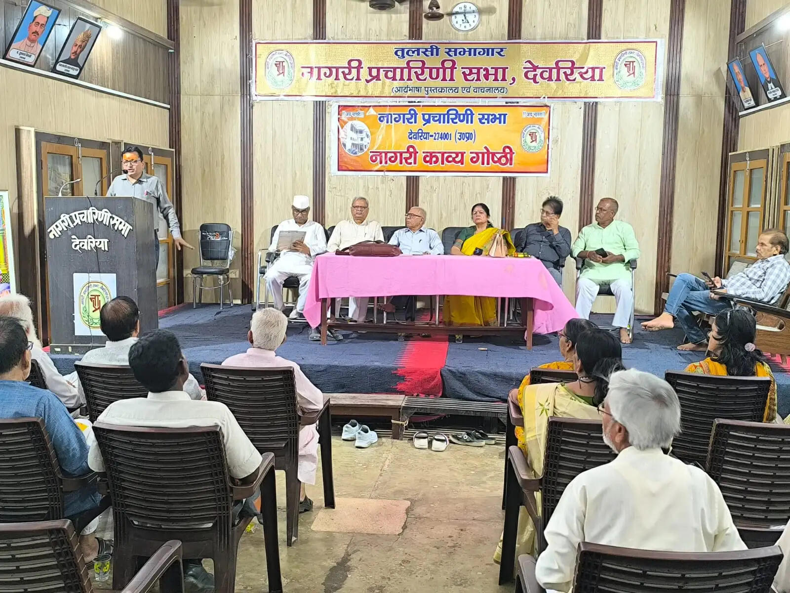 कवि गोष्ठी में सजी काव्य की महफिल, कवियों ने बांधा समां