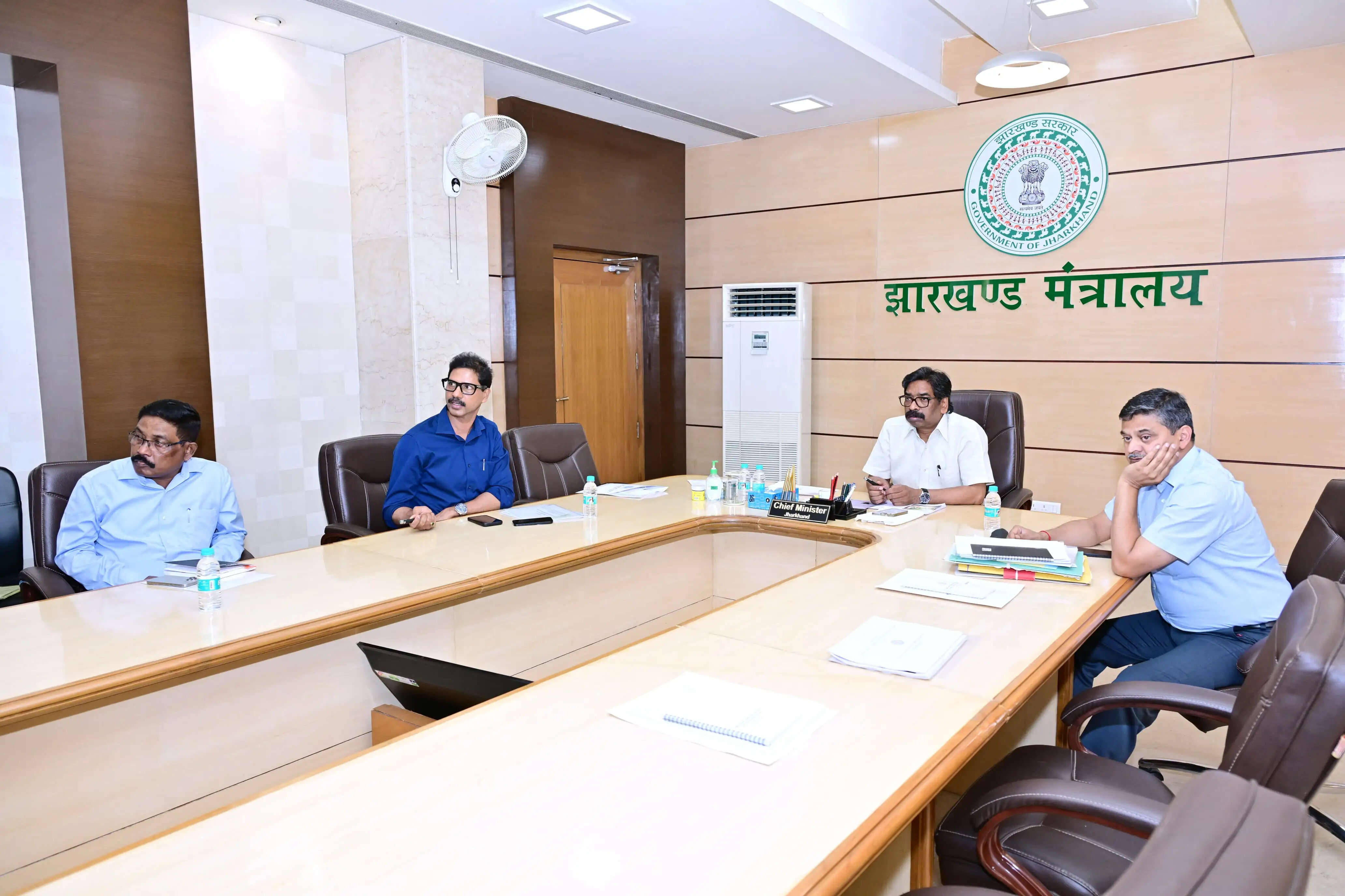 मुख्यमंत्री ने सड़क के डिवाइडर पर अनावश्यक कट्स को बंद करने का दिया निर्देश