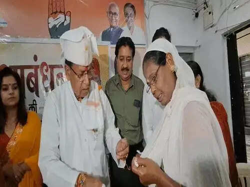 भोपालः पीसी शर्मा को&nbsp;दुपट्टे का टुकड़ा फाड़कर महिला ने&nbsp;बांधी राखी, पूर्व मंत्री ने बहनों को&nbsp;बांटी शक्कर