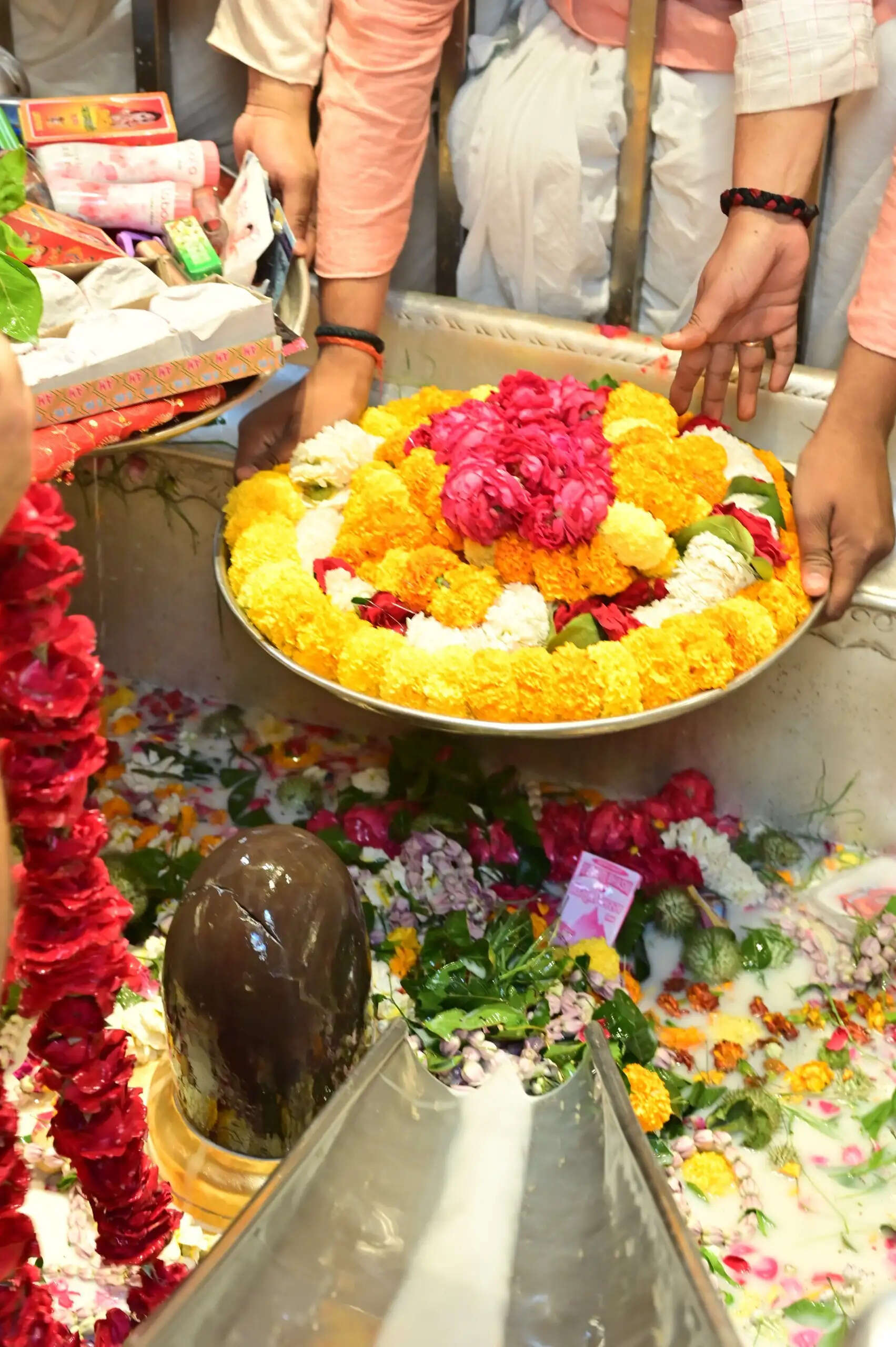 चैत्र नवरात्र के पांचवें दिन श्री काशी विश्वनाथ दरबार से विशालाक्षी गौरी को भेजा गया श्रृंगार सामग्री