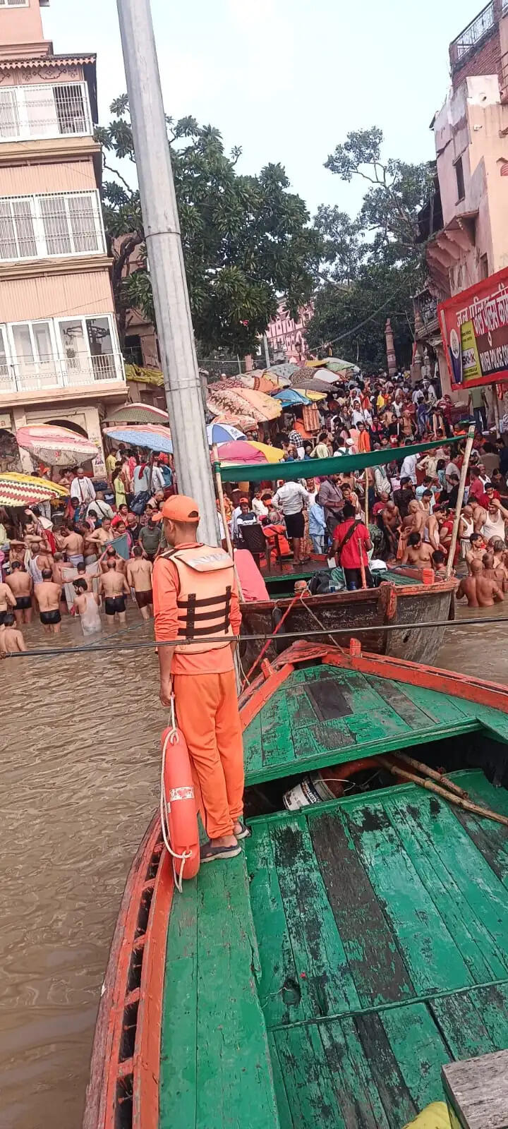 वाराणसी में गंगा की लहरों में फिर उफान,जलस्तर चेतावनी बिंदु के पास पहुंचा