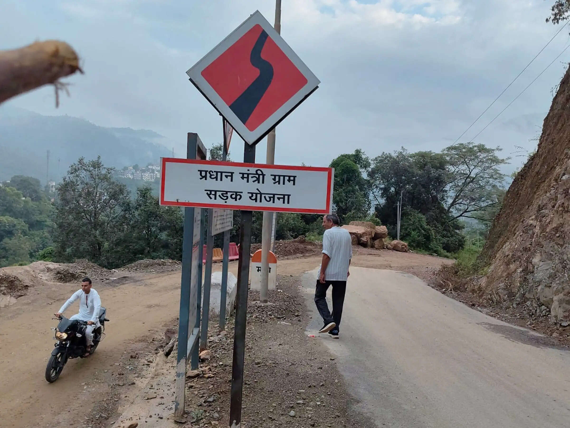सड़क पर गाड़े बोर्ड की वजह घायल हो रहे हैं लोग