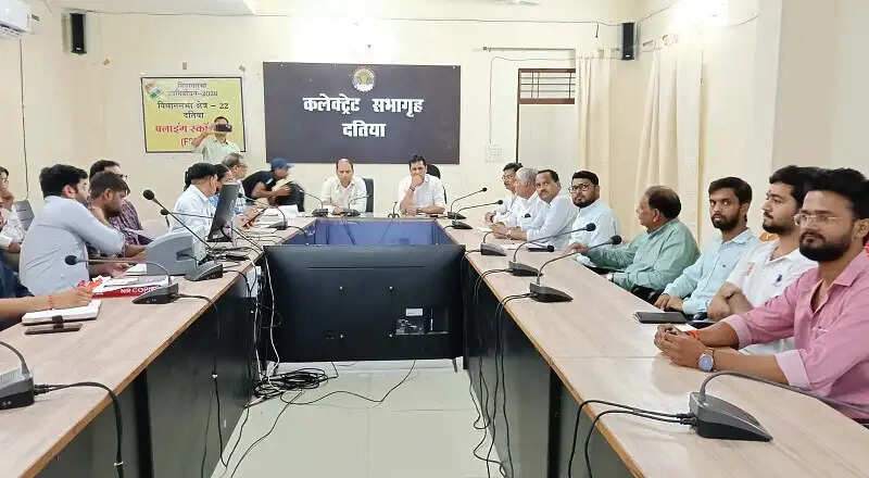 दतिया उपचुनावः जनप्रतिनिधियों की उपस्थिति में अतिरिक्त बैलेट यूनिट का प्रथम रेंडमाइजेशन संपन्न