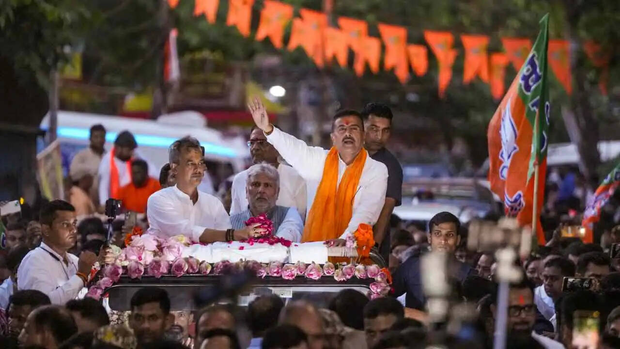 भवानीपुर में विजय के बाद मुख्यमंत्री शुभेंदु अधिकारी का रोड शो, जनता ने पुष्पवर्षा कर किया स्वागत