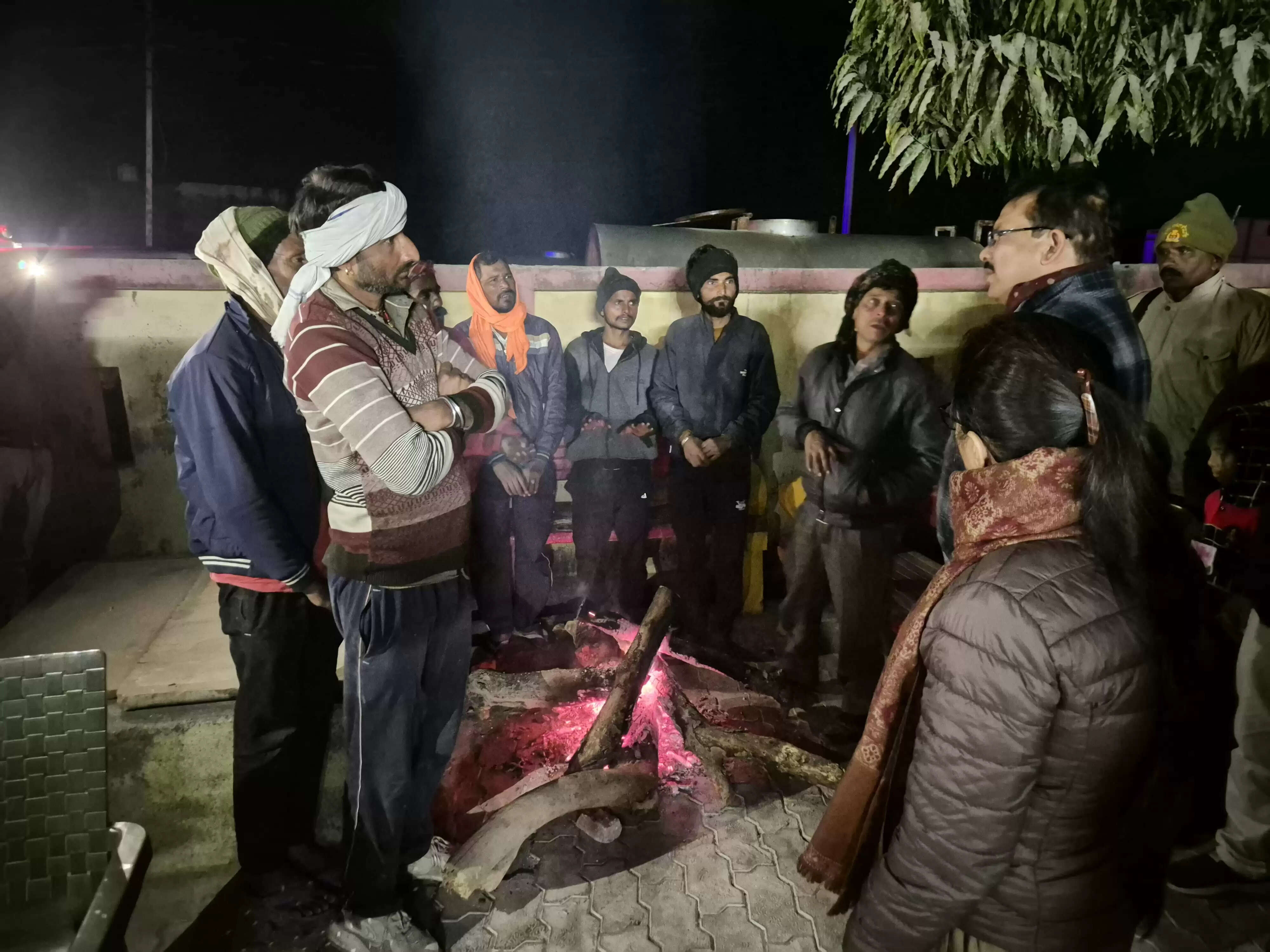 जिलाधिकारी ने सर्द रात में नगर भ्रमण कर अलाव और रैन बसेरों का निरीक्षण किया
