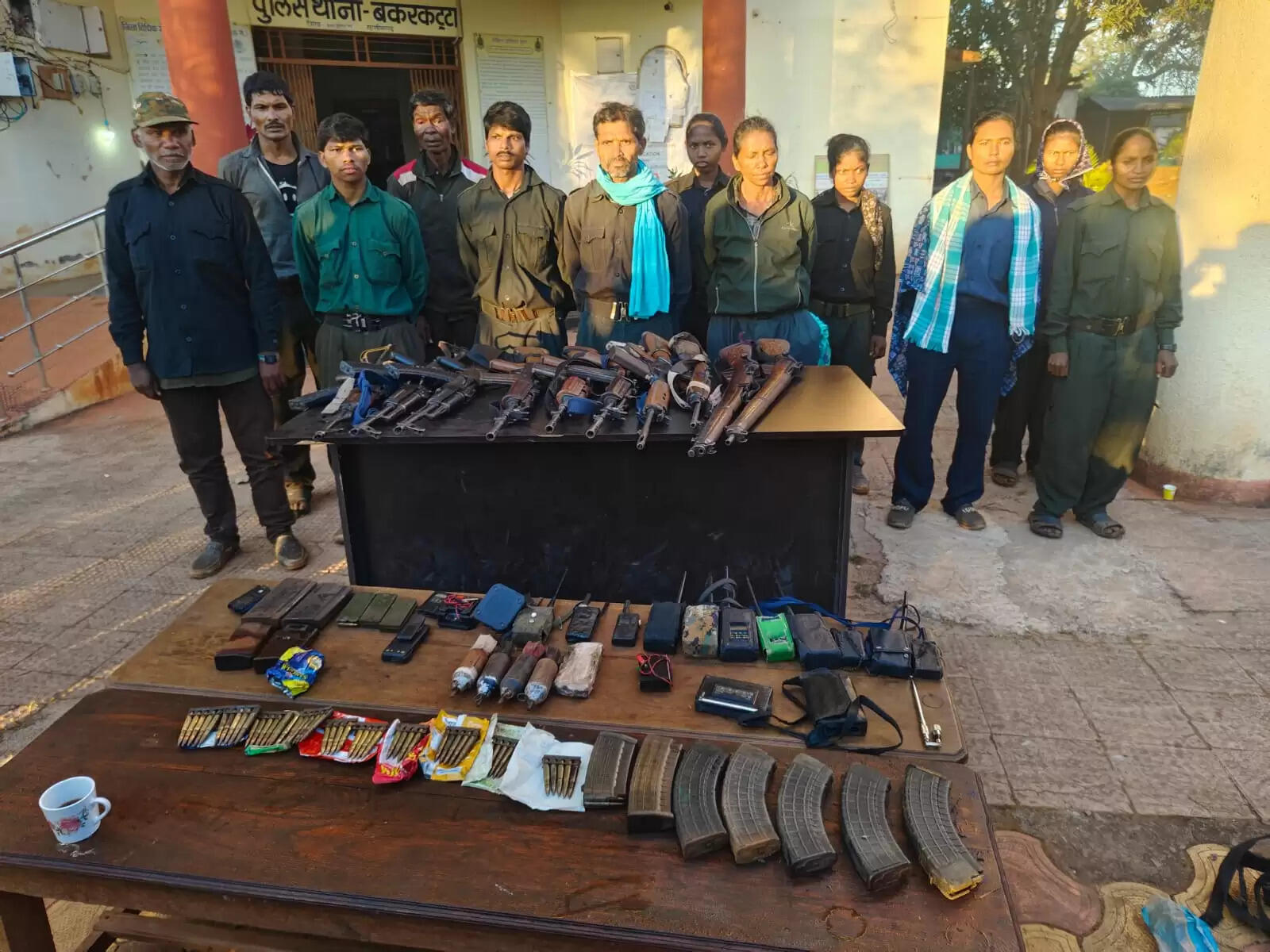 छत्तीसगढ़ के खैरागढ़ में 45 लाख के इनामी रामधेर मज्जी सहित 12 नक्सलियाें ने किया आत्मसमर्पण