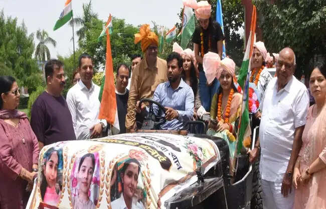 सोनीपत: एमडीयू टापर छात्राओं के सम्मान में निकली गौरव यात्रा