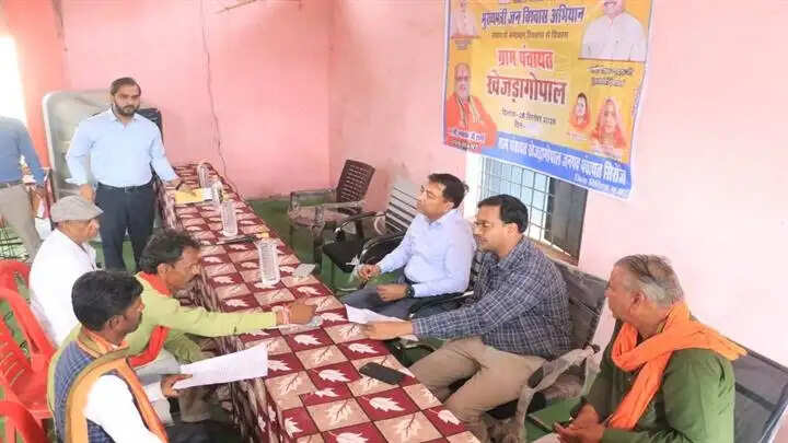 विदिशाः खनिज विभाग के प्रमुख सचिव विवेक पोरवाल ने खेजड़ा गोपाल में किया जनसंवाद