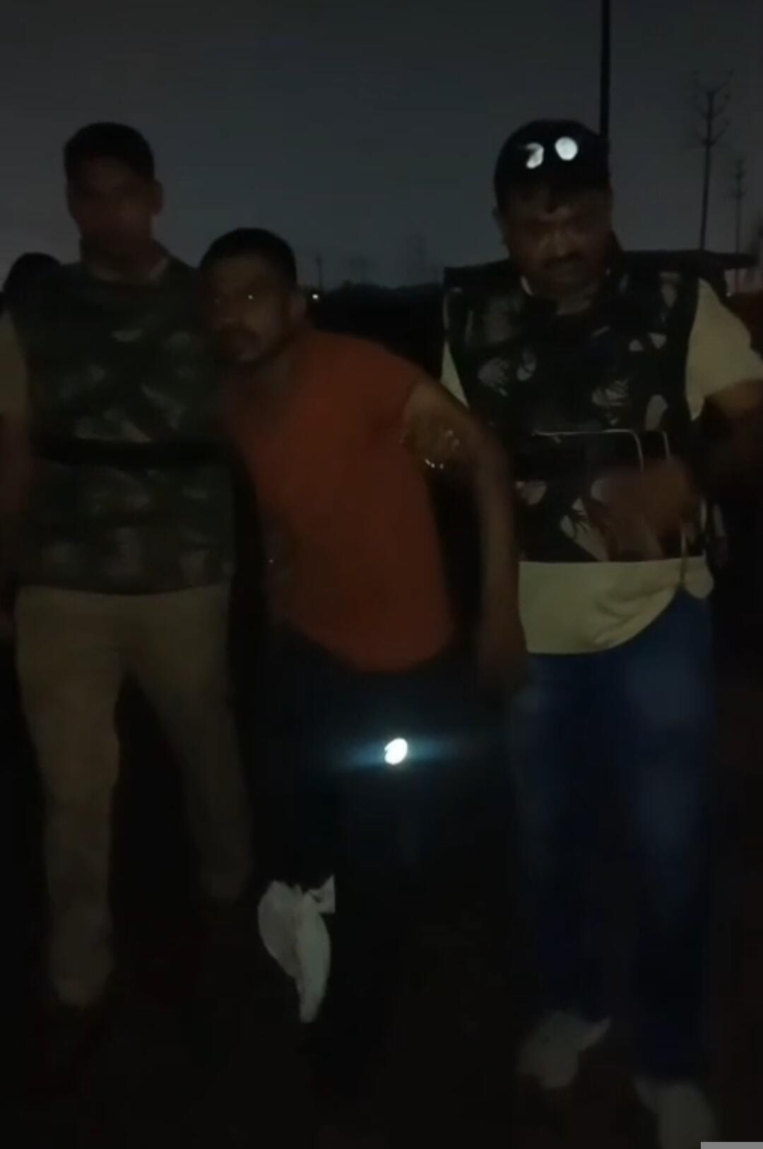 चेन लूटने वाले दो आरोपित मुठभेड़ के बाद गिरफ्तार, एक के पैर में लगी गोली
