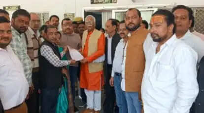 व्यापारियों पर दर्ज मुकदमा हटाने और रिश्वत मांगने वाले दरोगा पर कार्रवाई की मांग,व्यापारी संगठन ने किया प्रदर्शन