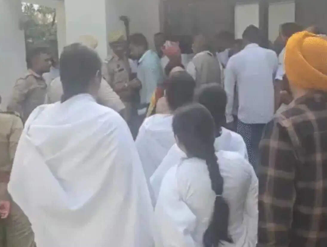 रायबरेली में राहुल गांधी ने लगाया जनता दरबार, सुनी लोगों की समस्याएं