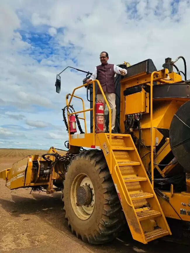 (अपडेट-1) कृषि मंत्री शिवराज चौहान ने ब्राजील में सोयाबीन क्रशिंग प्लांट और टमाटर के खेतों का किया दौरा