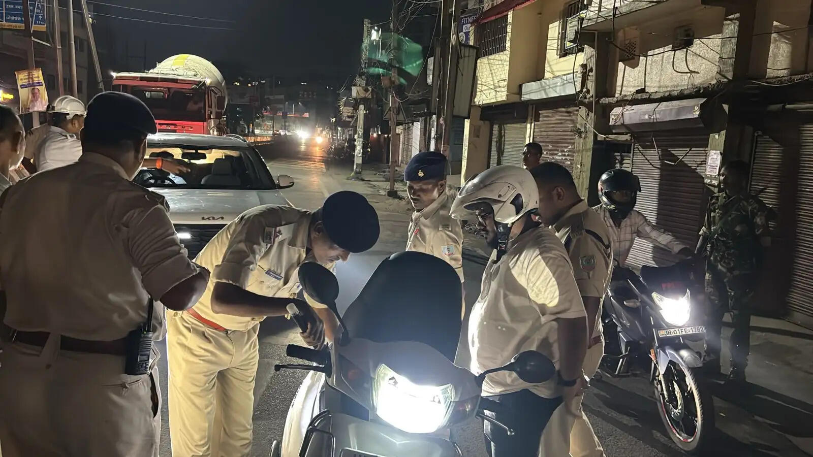रांची पुलिस का व्यापक चेकिंग अभियान, 15 से अधिक स्थानों पर वाहनों और संदिग्धों की हुई जांच