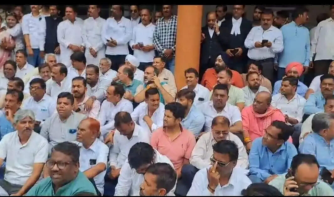 जबलपुरः एफआईआर के विरोध में कांग्रेस का एसपी कार्यालय पर प्रदर्शन, गेट पार कर पहुंचे केबिन तक