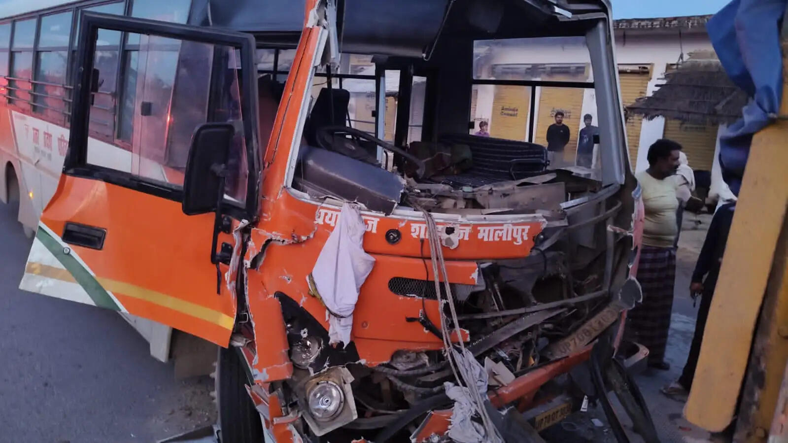 प्रयागराज-जौनपुर हाईवे पर भीषण हादसा: रोडवेज बस खड़े ट्रक से टकराई, चालक की मौत, 9 यात्री घायल