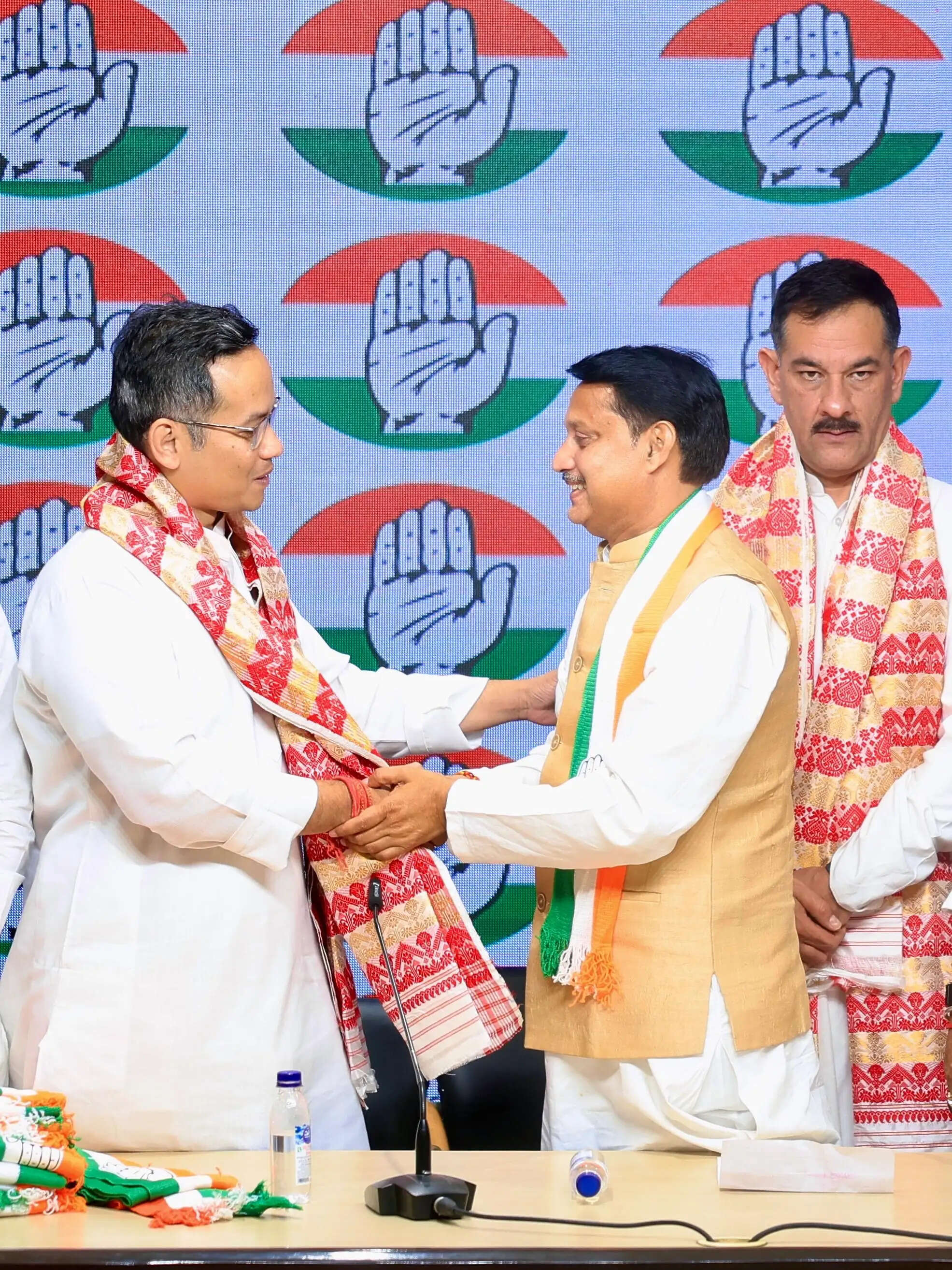 असम चुनाव से पहले अगप के जयंत खाउंद समेत 16 नेता कांग्रेस में शामिल