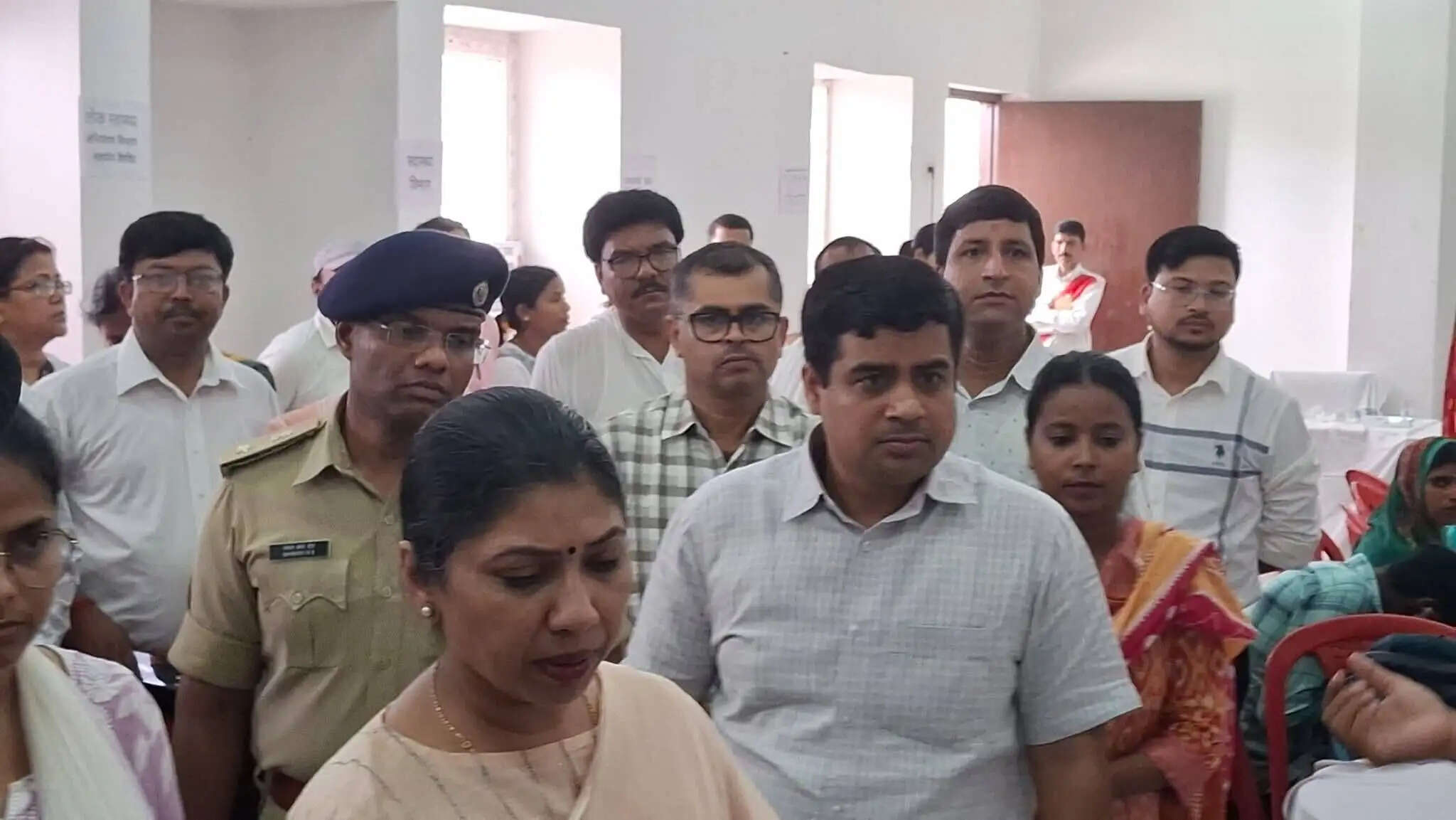 सुपौल में प्रभारी सचिव ने सहयोग शिविरों का किया निरीक्षण, योजनाओं के क्रियान्वयन की समीक्षा
