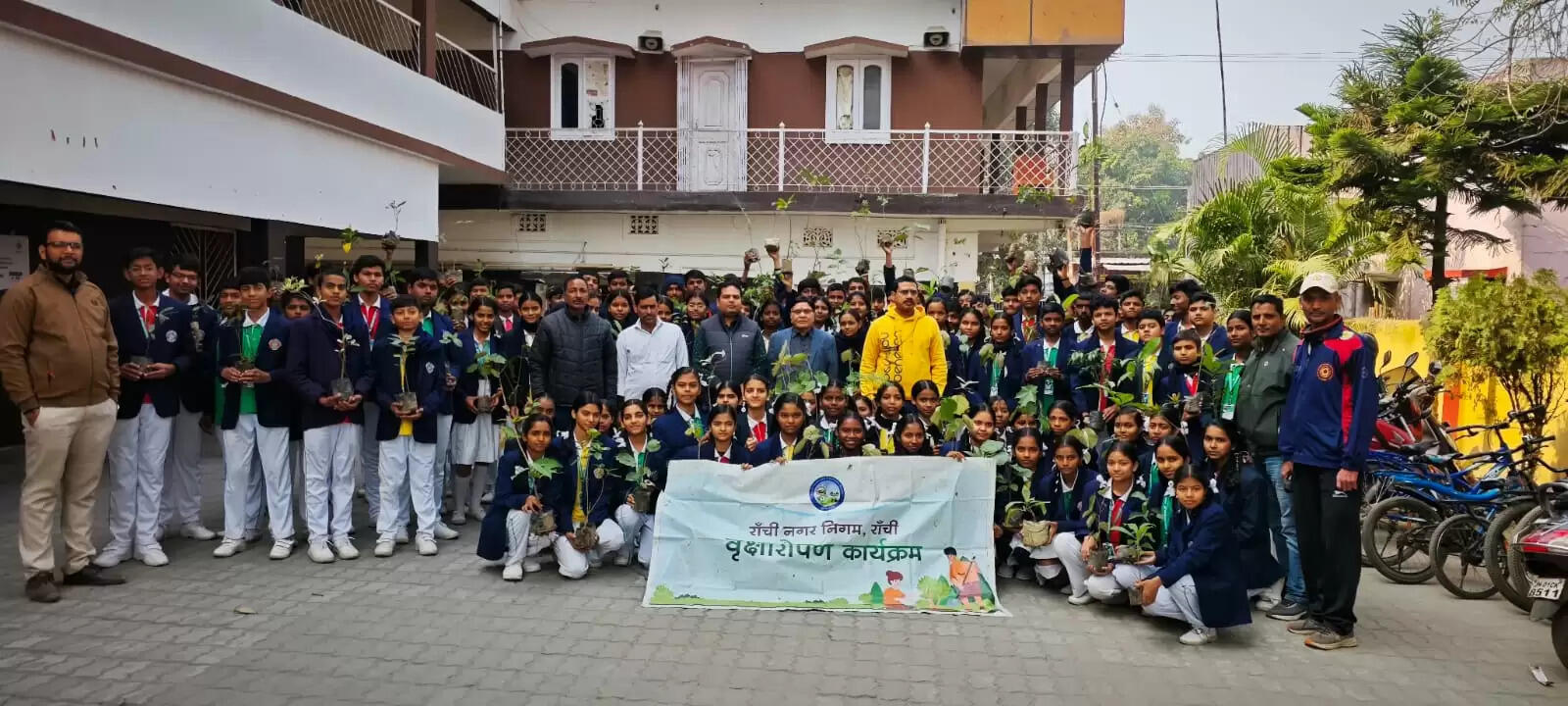 विद्यार्थियों के बीच 200 फलदार पौधों का वितरण