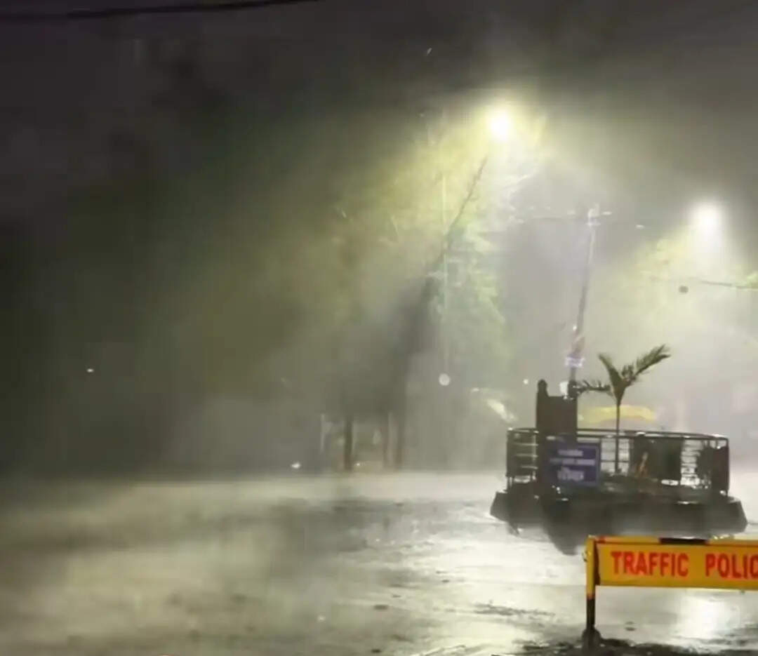 जबलपुर में देर रात बिगड़ा मौसम, जोरदार गर्जन के साथ सुबह तक तेज बारिश