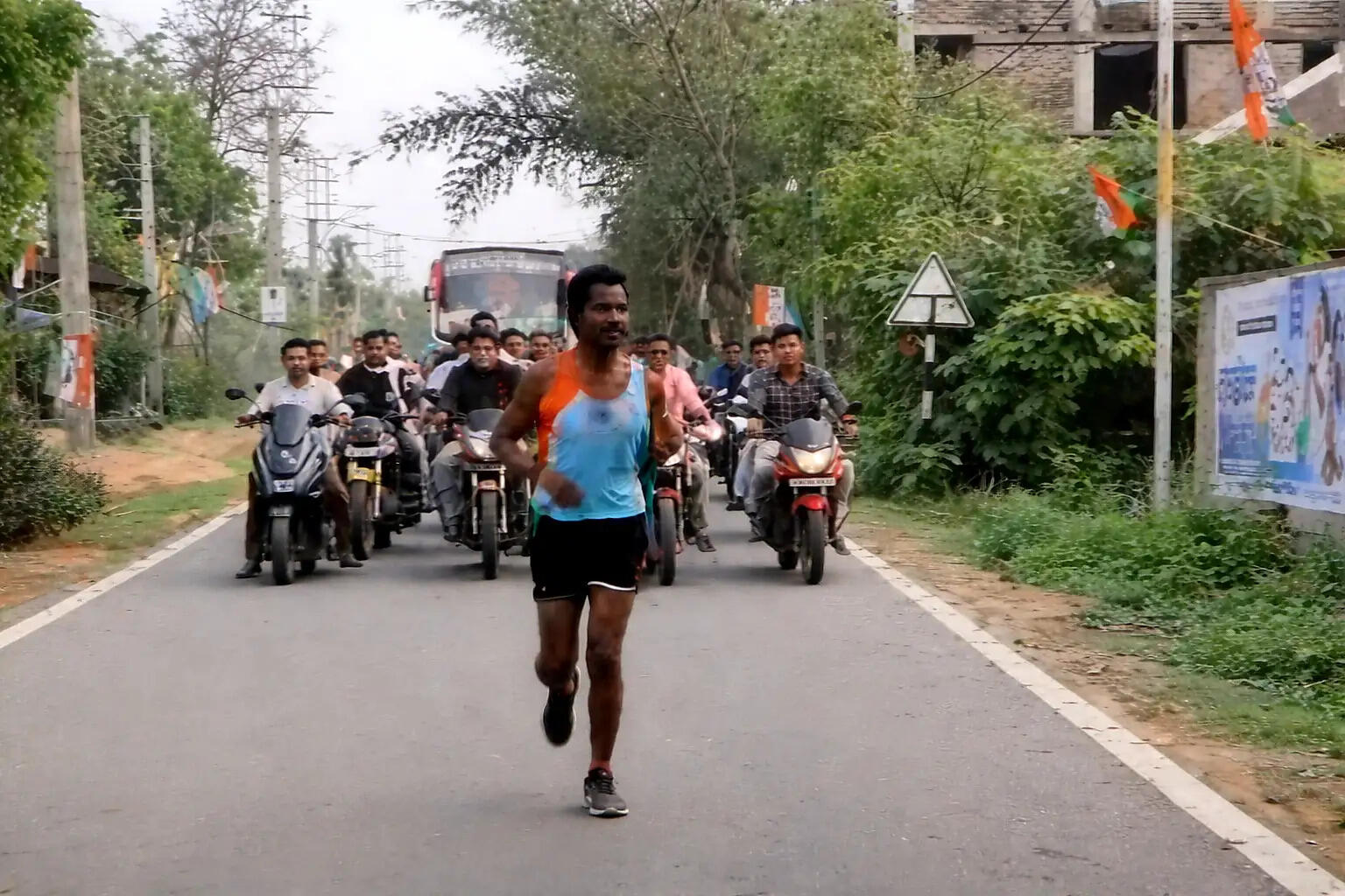 चुनाव 26 : अभिषेक की सभा में शामिल होने केलिए आठ किमी दौड़े तृणमूल प्रत्याशी रामजीवन मांडी