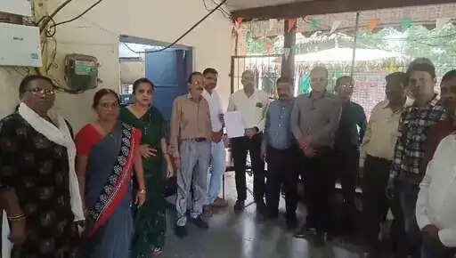 भोपाल में अफसर से अभद्रता के विरोध में शिक्षा विभाग की हड़ताल,&nbsp;नर्मदापुरम के डीईओ-जेडी कार्यालय में ठप रहा काम