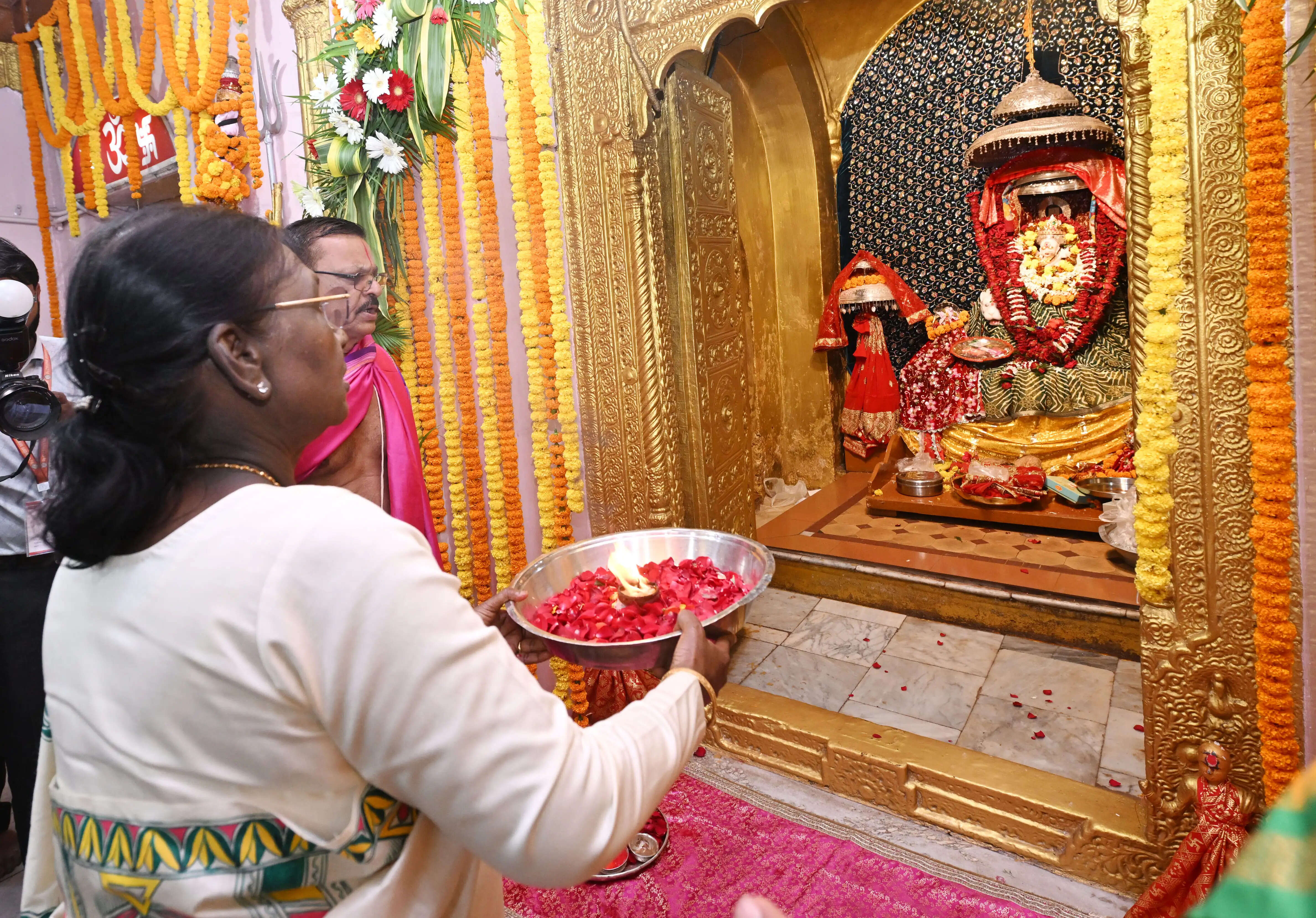 (लीड) बस्तर नक्सलवाद से मुक्त होकर प्रगति के रास्ते पर आगे बढ़ रहा: राष्ट्रपति
