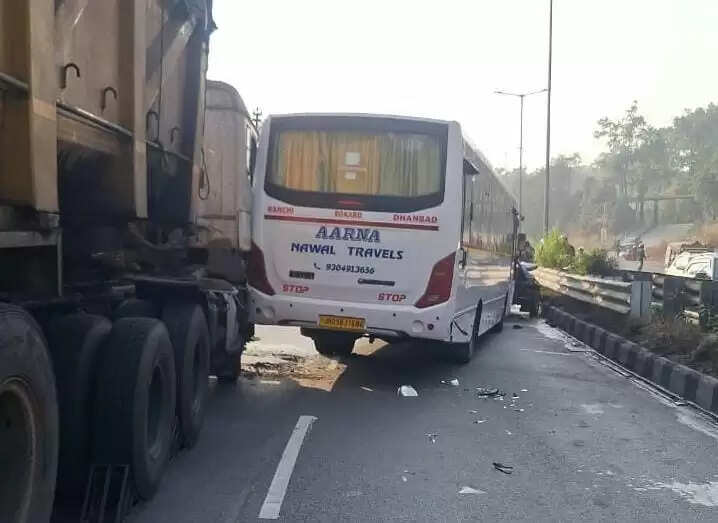 चुटुपालू घाटी में टकराया ट्रेकर, पिकअप वैन और बस,&nbsp;बाल-बाल बचे यात्री