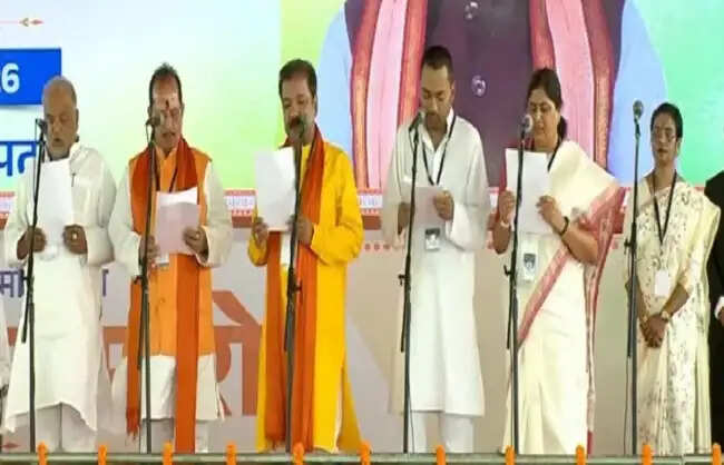 विजय कुमार सिन्हा ने सम्राट मंत्रिमंडल में मंत्री पद की ली शपथ