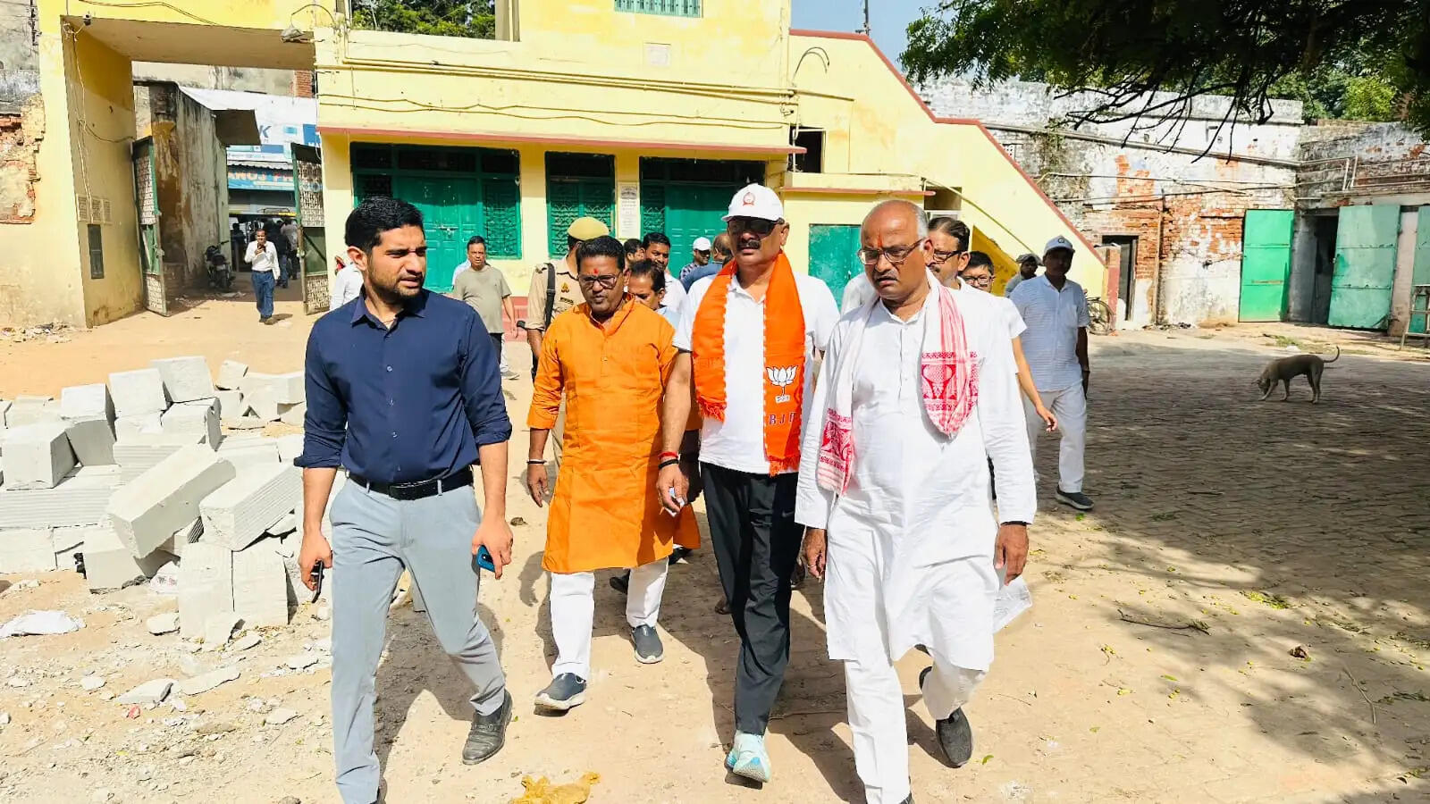 वाराणसी: महापौर व नगर आयुक्त ने कालभैरव मंदिर मार्ग की दीवारों पर खुद की पेंटिंग