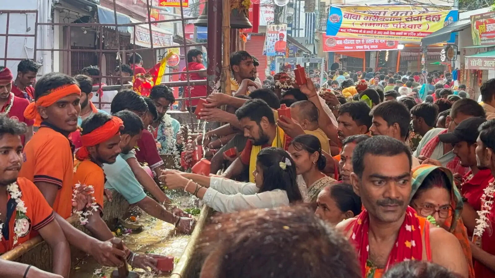 बिहार के मधेपुरा स्थित सिंहेश्वर धाम में जलाभिषेक के दौरान छह श्रद्धालु घायल