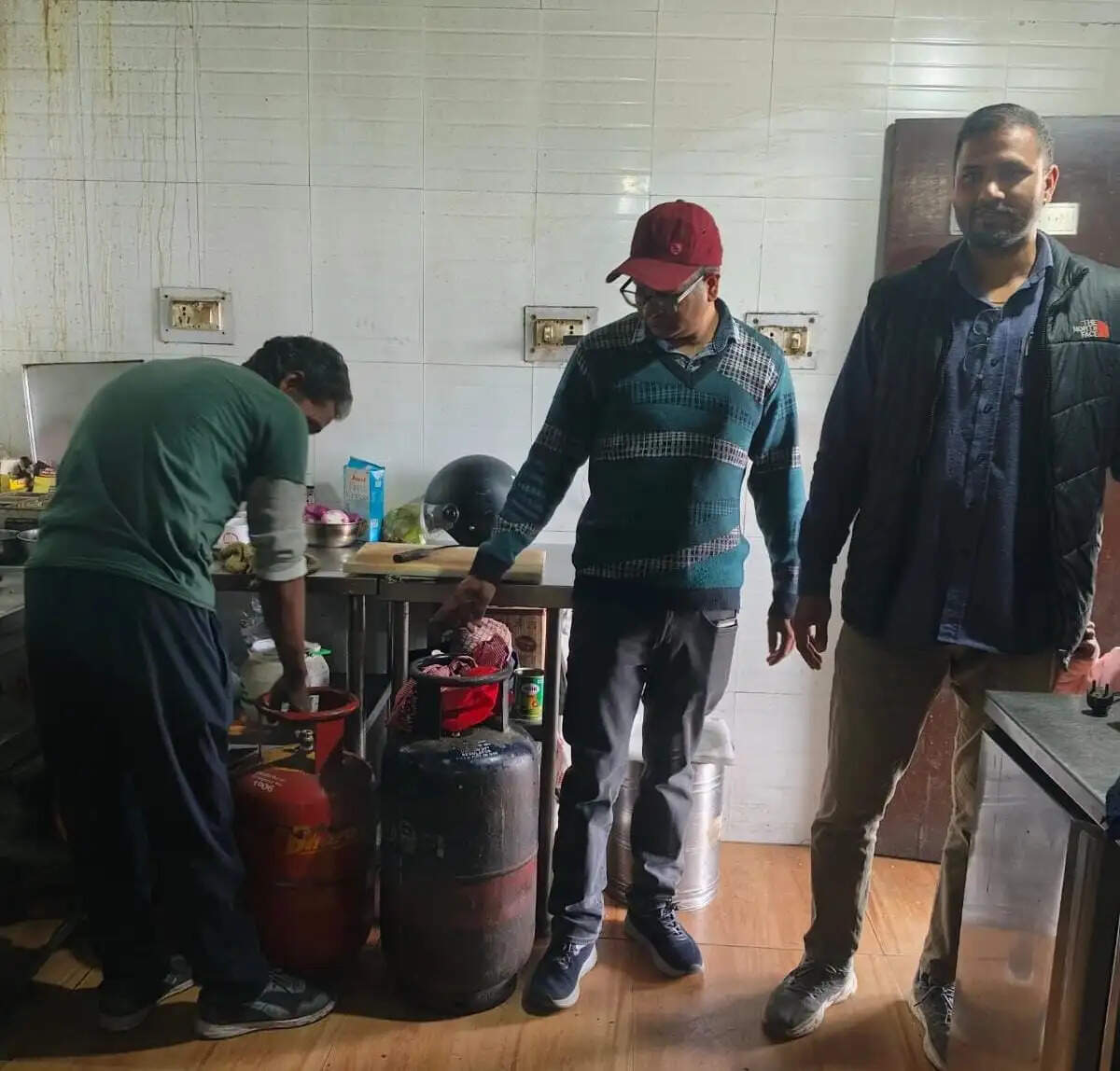 श्रीनगर में गैस सिलेंडरों की कालाबाजारी पर शिकंजा, वितरण वाहन में मिले नौ भरे सिलेंडर