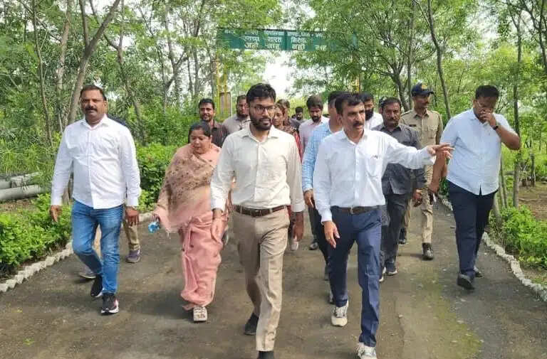 मंदसौरः कलेक्टर दिव्यांक सिंह ने पिपलिया मंडी ट्रेंचिंग ग्राउंड का निरीक्षण किया
