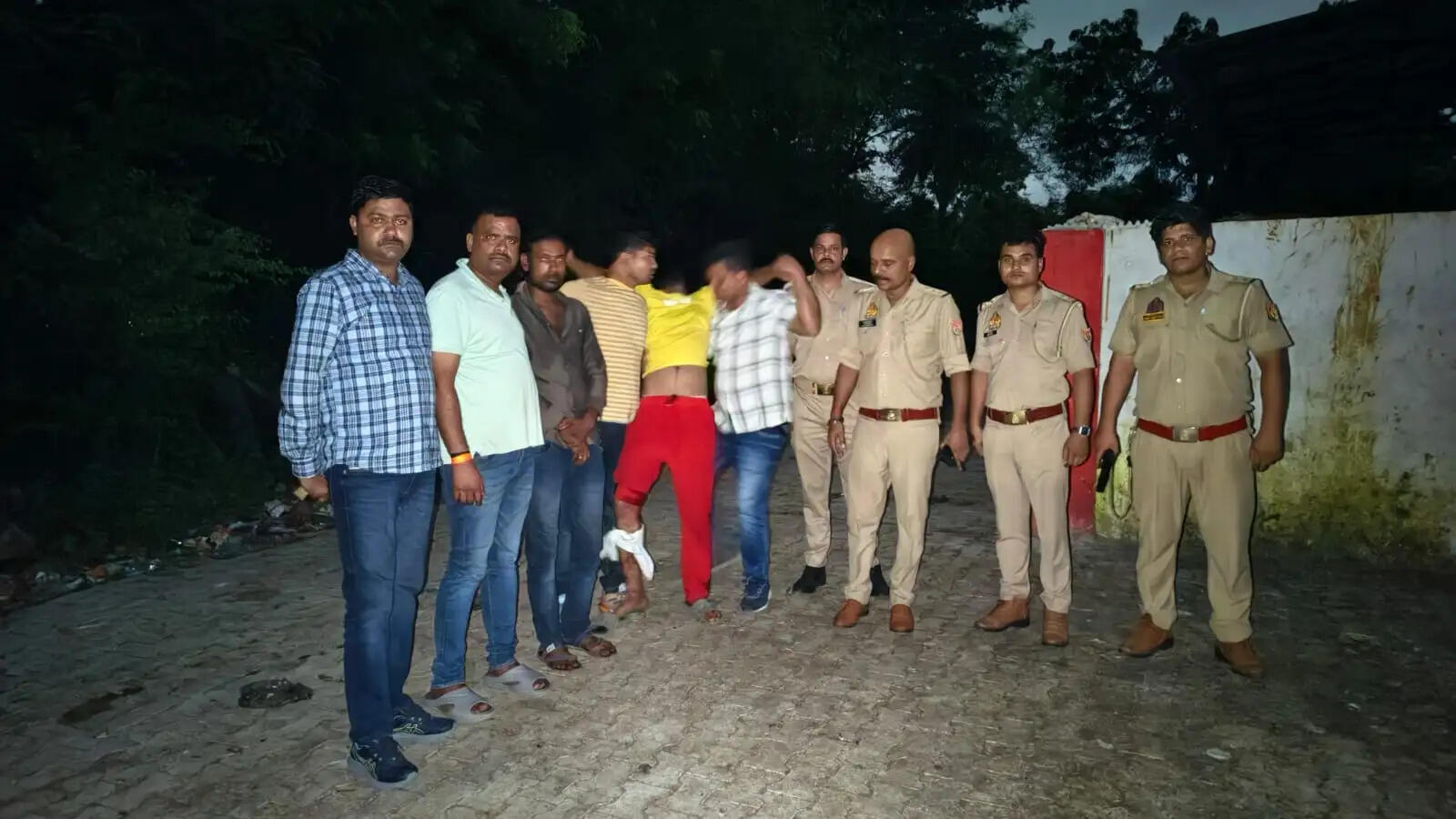 झांसी : दो अलग-अलग मुठभेड़ में लूट और दहेज हत्या के आरोपित गिरफ्तार