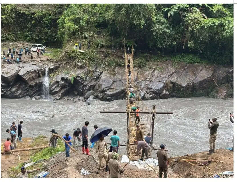 अस्थायी लकड़ी का पुल बनाकर संपर्क बहाल किया