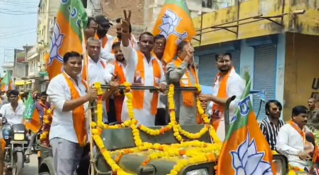सागवाडा में निकाय चुनाव को लेकर शक्ति प्रदर्शन : अंतिम दिन भाजपा ने बाइक रैली से भरा दम