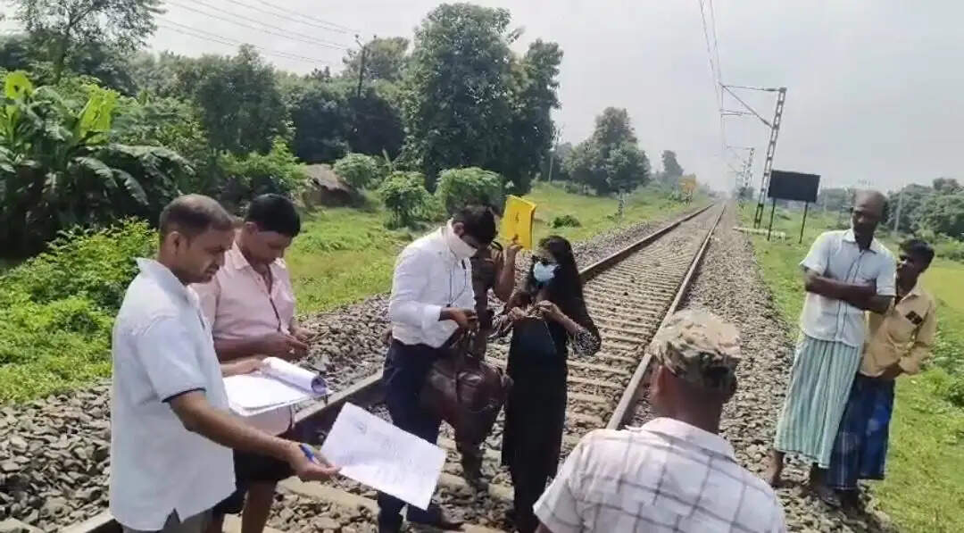 ट्रेन की चपेट में आने से युवक की मौत, रेलवे ट्रैक के पास मिला शव, जांच में जुटी एफएसएल टीम