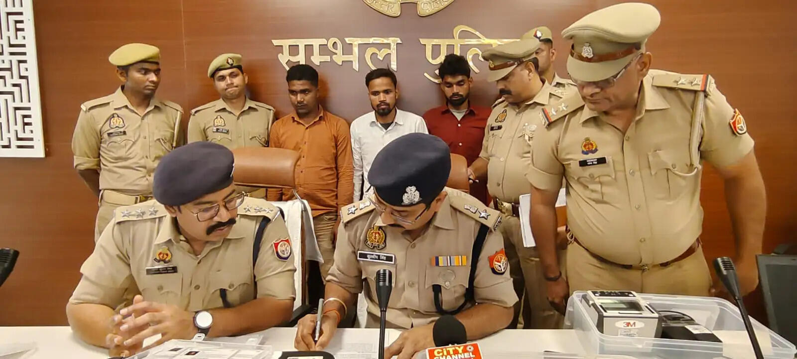 संभल में फर्जी आधार कार्ड बनाने वाले गिरोह के तीन सदस्य गिरफ्तार, फिंगरप्रिंट स्कैनर, लैपटॉप बरामद