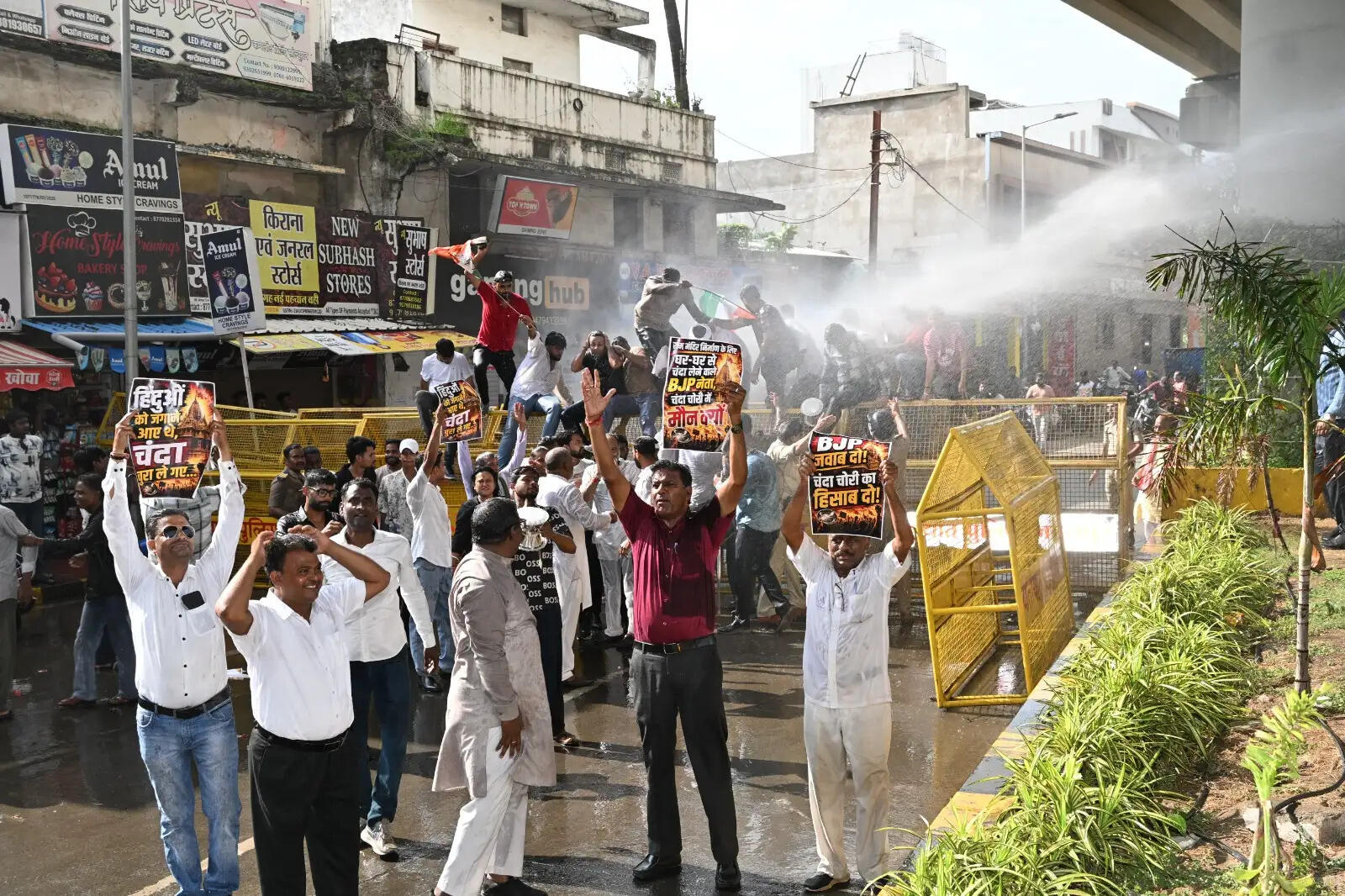 जबलपुर : मुख्यमंत्री के दौरे के बीच भाजपा कार्यालय की ओर बढ़े युवा कांग्रेस कार्यकर्ता, पुलिस ने वाटर कैनन से रोका