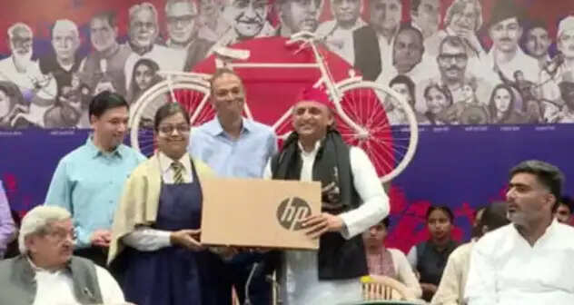 अखिलेश ने यूपी बोर्ड के मेधावी छात्र-छात्राओं को लेपटॉप भेंट कर किया सम्मानित